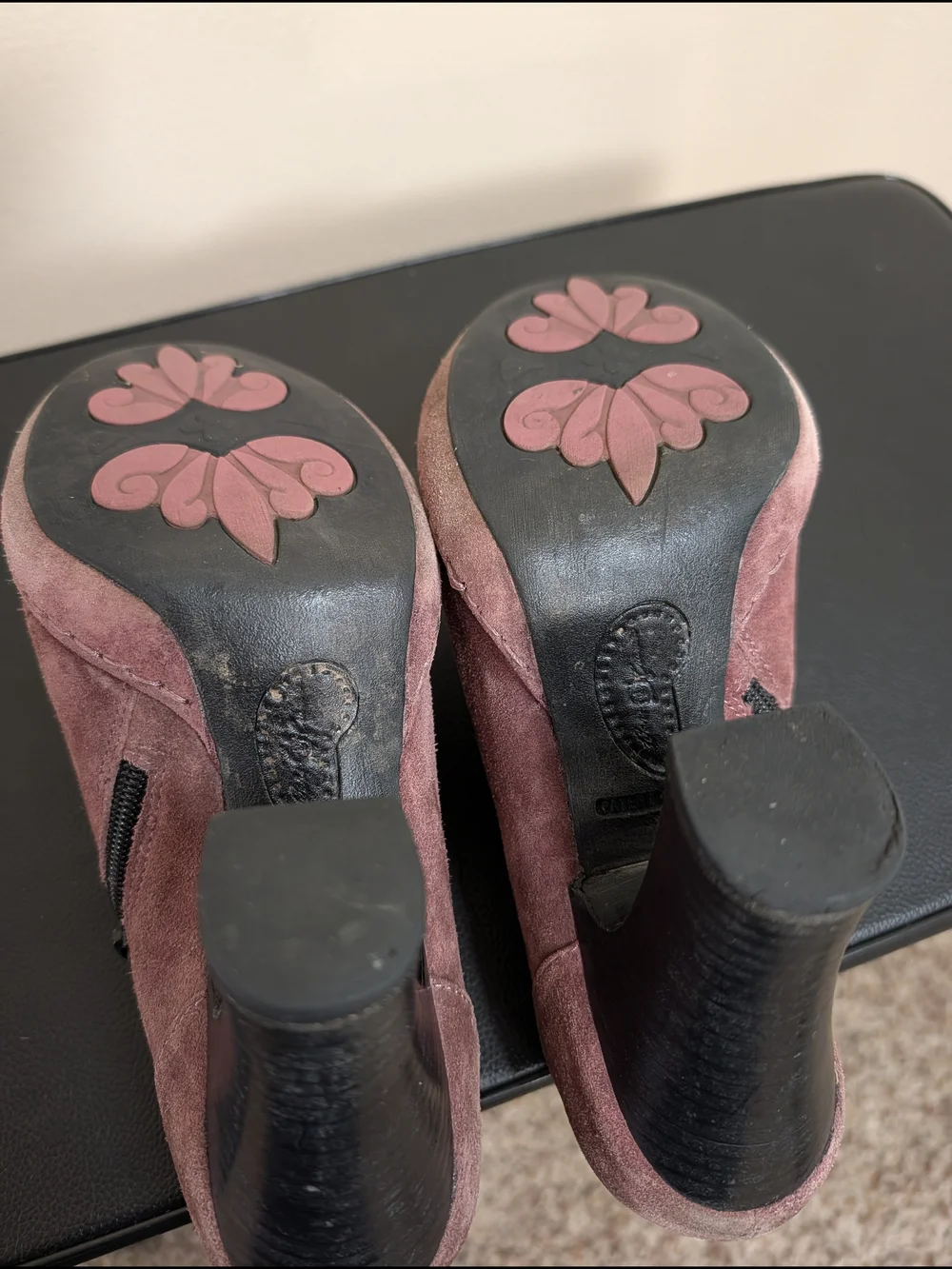 Born Crown 8 Mauve Suede Button‎ Accent Ankle Boots - Picture 9 of 10